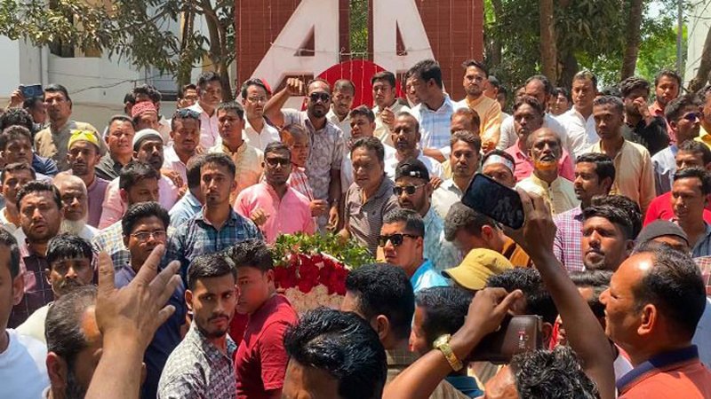 ১৪৪ ধারা ভেঙ্গে শহীদ মিনারে বিএনপির একাংশের শ্রদ্ধা