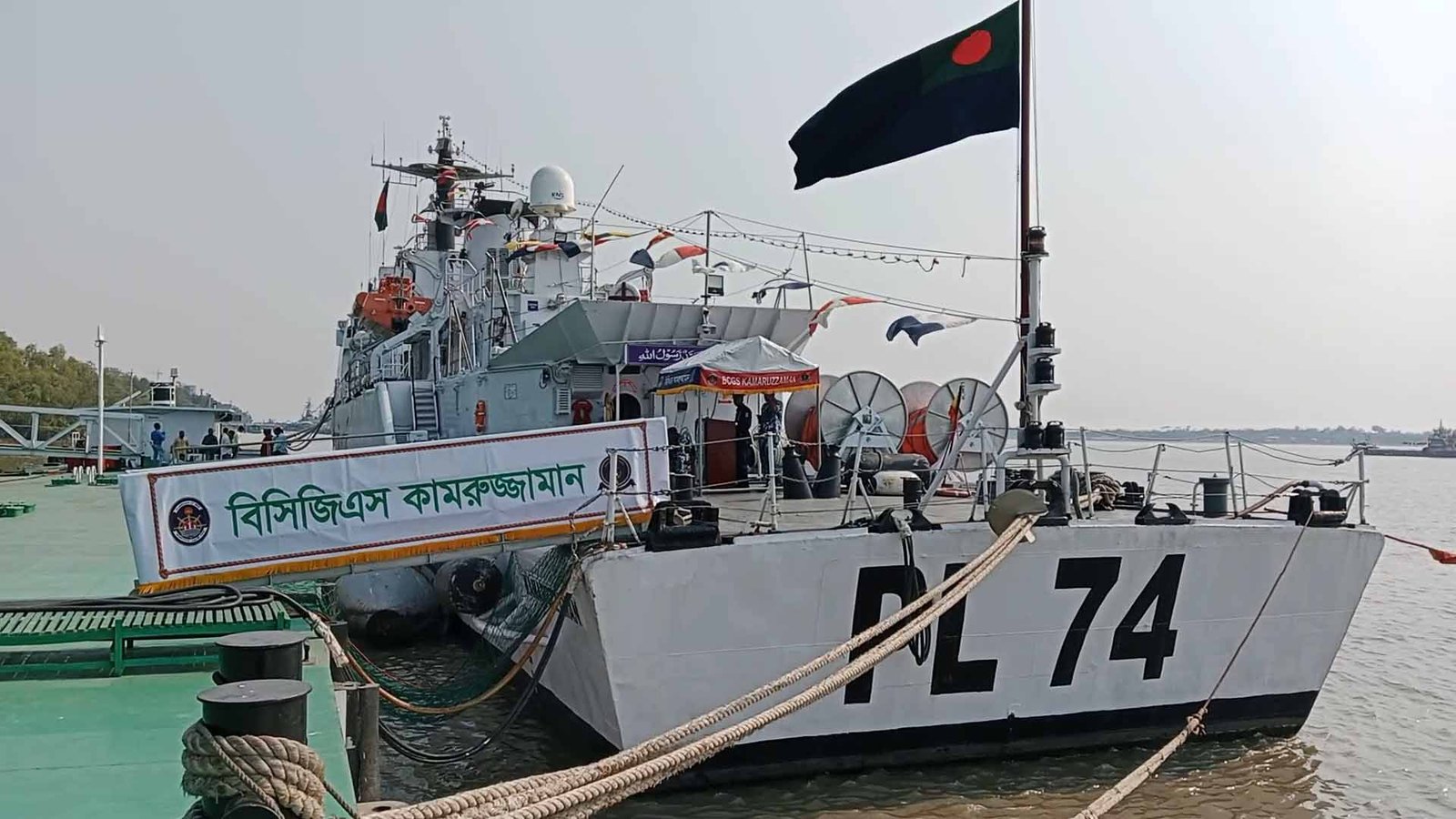 স্বাধীনতা ও জাতীয় দিবসে উন্মুক্ত যুদ্ধ জাহাজ দেখে খুশি দর্শনার্থীরা