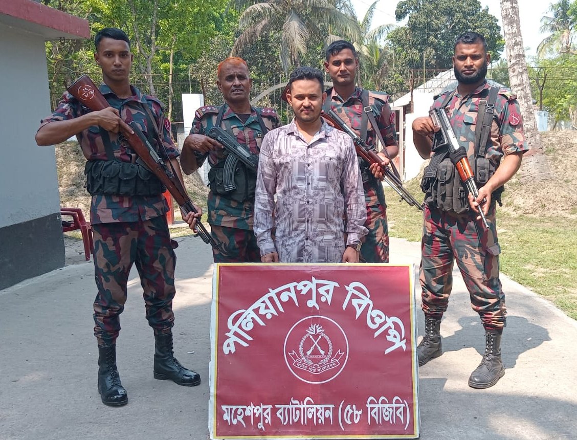 সীমান্ত পার হয়ে ভারতে যাবার চেষ্টা , নারীসহ আটক ৮