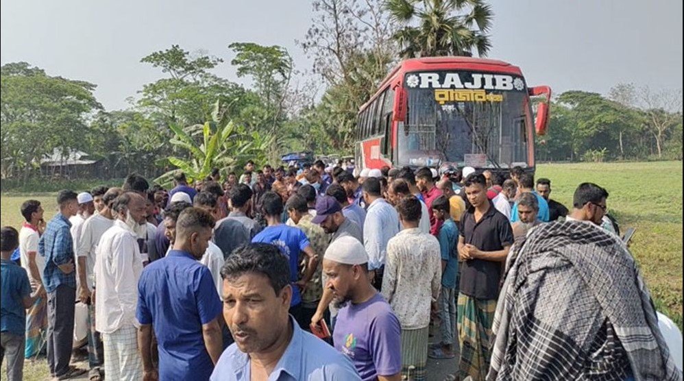 বাসচাপায় প্রাণ গেল তিন ভাইয়ের