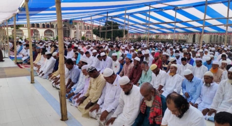সৌদি আরব সহ মধ্যপ্রাচ্যের দেশগুলোর সাথে মিল রেখে শরীয়তপুরে ৩০ টি গ্রামে ঈদ জামাত অনুষ্ঠিত