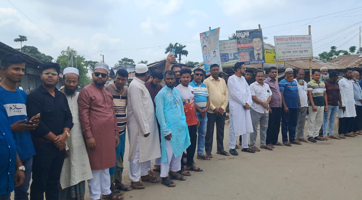 দুই দফা সময় বাড়ালেও সম্পূর্ণ হয়নি দশানী-রামপাল-মোংলা সড়কের নির্মান কাজ, সংস্কারের দাবিতে মানববন্ধন