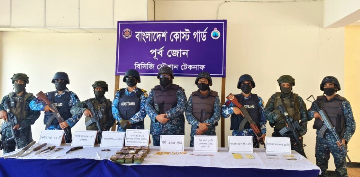 ডাকাতের বাড়িতে যৌথ অভিযানে যা পাওয়া গেল