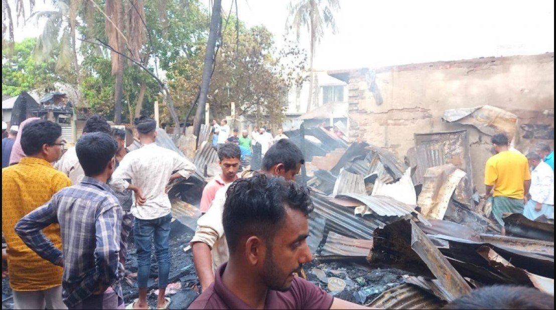 মাদারীপুরে আগুনে পুড়েছে দুই বাড়ি, ১৮ দোকান ও তিন গোডাউন