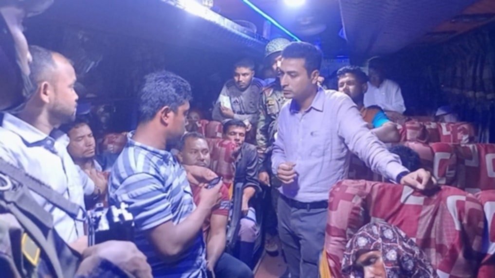 দুর্গাপুরে অতিরিক্ত ভাড়া আদায়, ইউএনওর অভিযানে টাকা ফেরত পেল যাত্রীরা