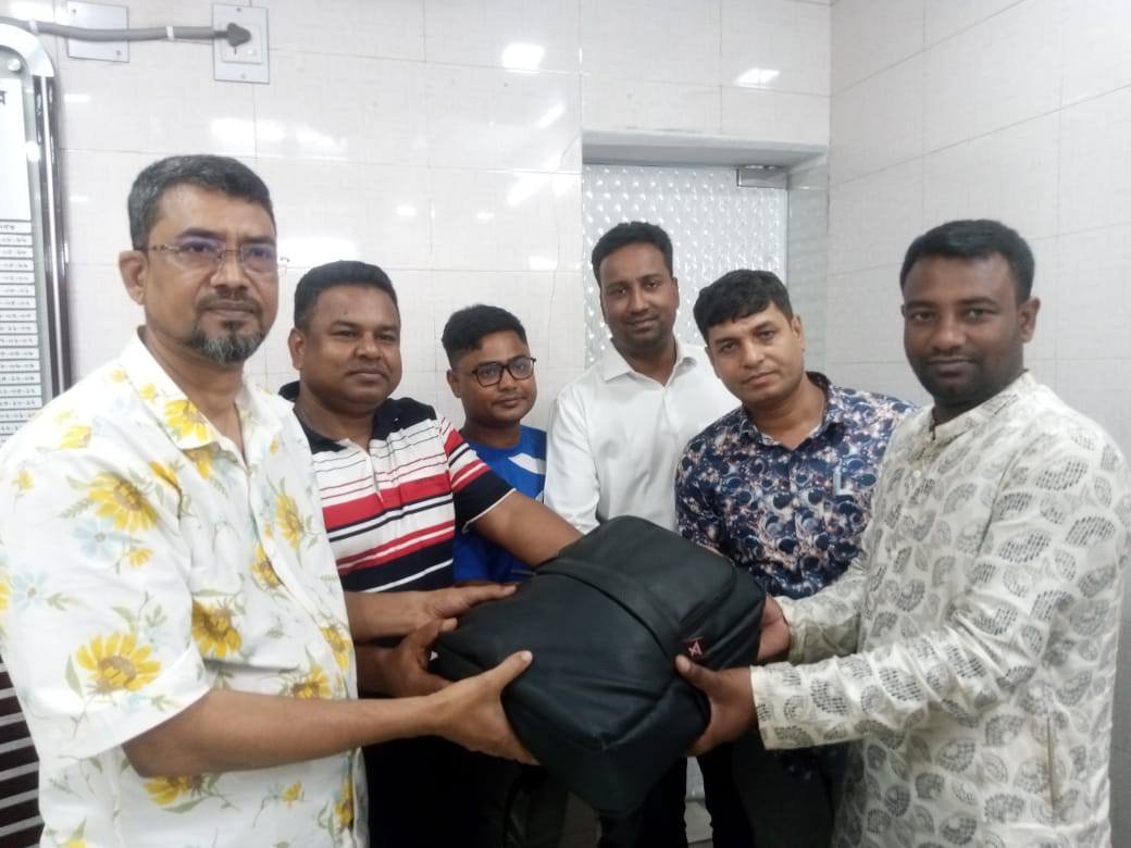 ২৬ লক্ষ টাকার স্বর্ণালংকার পেয়ে ফিরে দিলেন অটোচালক শিক্ষার্থী