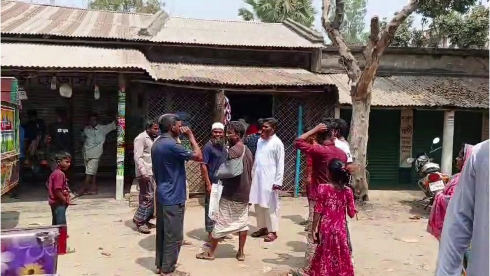 নৈশপ্রহরীদের বেঁধে রেখে ৪টি দোকানে ডাকাতি