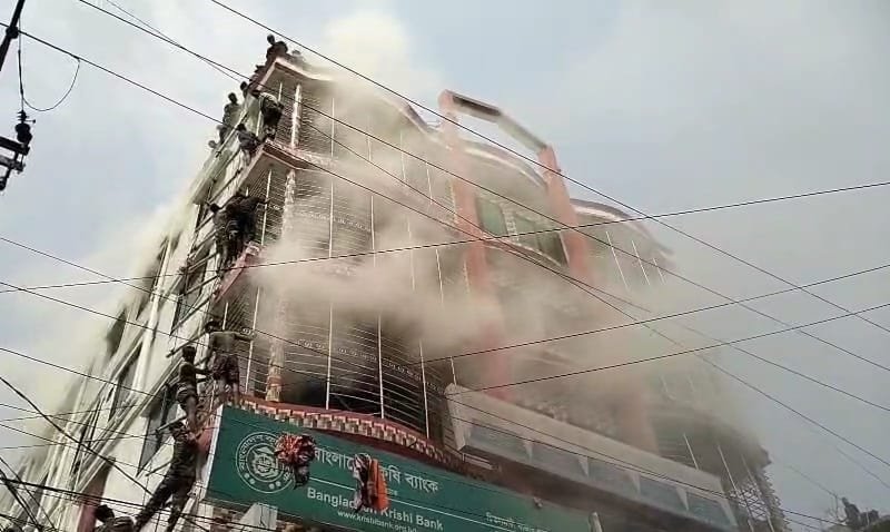 বাগেরহাটে বানিজ্যিক ভবনে ভয়াবহ অগ্নিকান্ড, এক নারীর মৃত্যু, নিয়ন্ত্রণে ফায়ার সার্ভিস ও সেনাবাহিনী