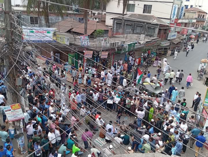 গাজায় ইসরায়েলি হামলার প্রতিবাদে তৌহিদি জনতার বিক্ষোভ ও সড়ক অবরোধ