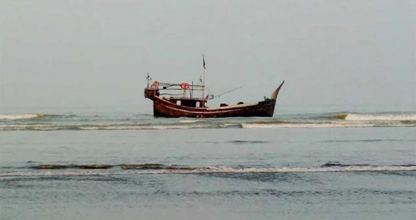 ২২ জেলে সহ ৪টি মাছ ধরার ট্রলার ধরে নিয়ে গেছে আরাকান আর্মি