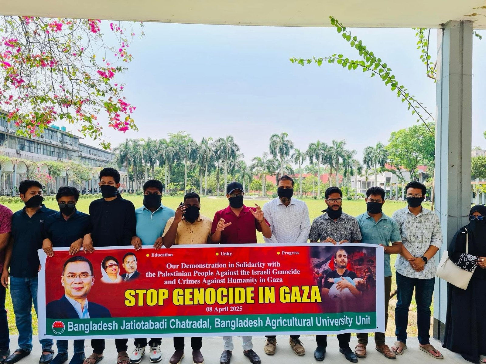 মুখে কালো কাপড় বেঁধে ইসরায়েলি বর্বরতার প্রতিবাদ বাকৃবি ছাত্রদলের