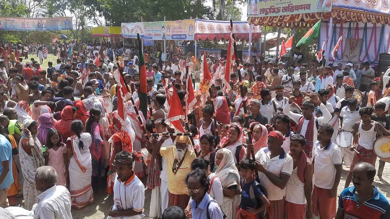 বারুণী স্নান ও ধর্মীয় মাতুয়া মেলায় ভক্ত-দর্শনার্থীদের ভীড়. পূন্য স্নানে পাপ মোচনের আশা