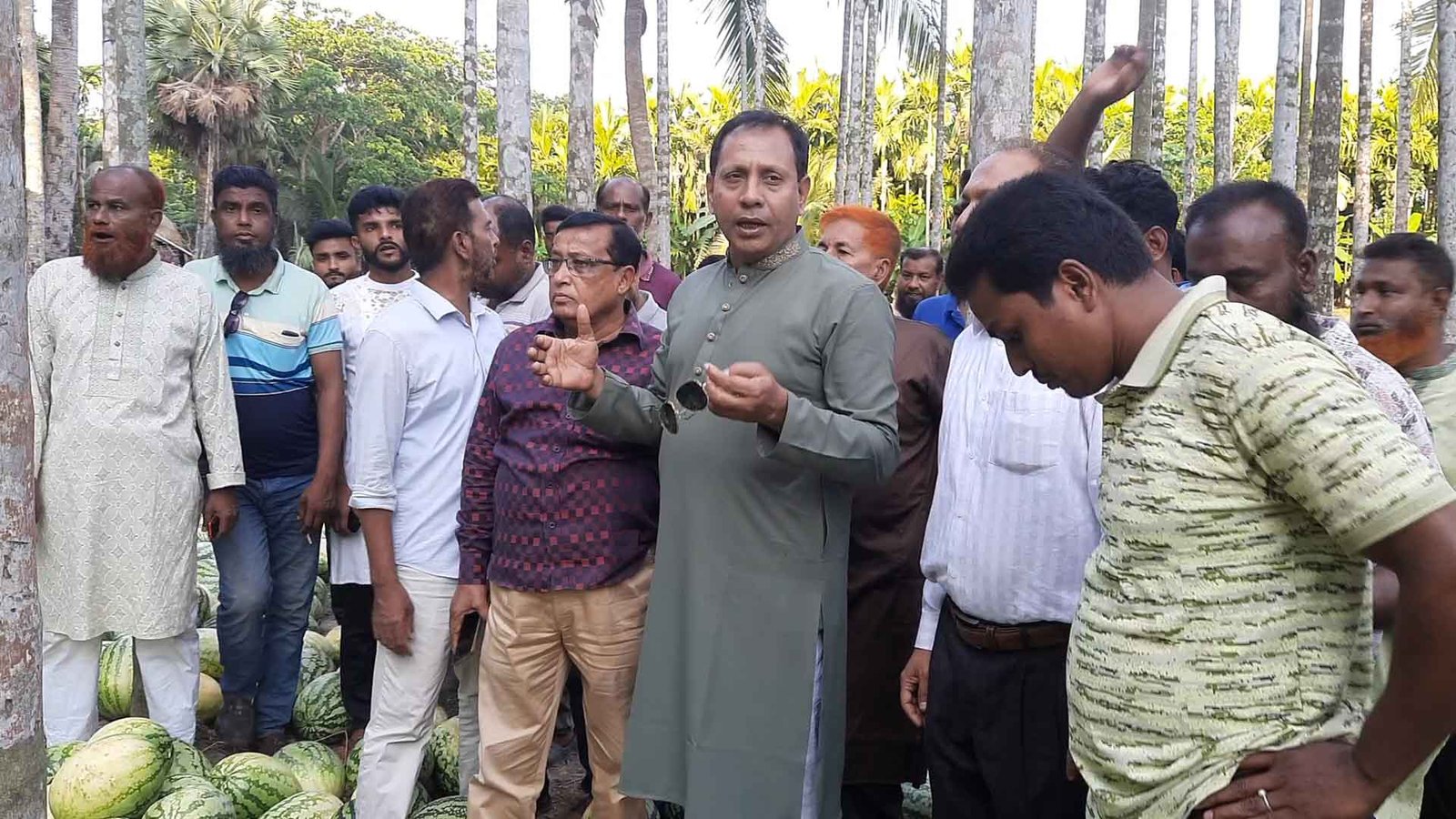 চাঁদামুক্ত ক্রয়-বিক্রয় নিশ্চিত করতে তরমুজ চাষীদের সাথে বিএনপি নেতার মতবিনিময়