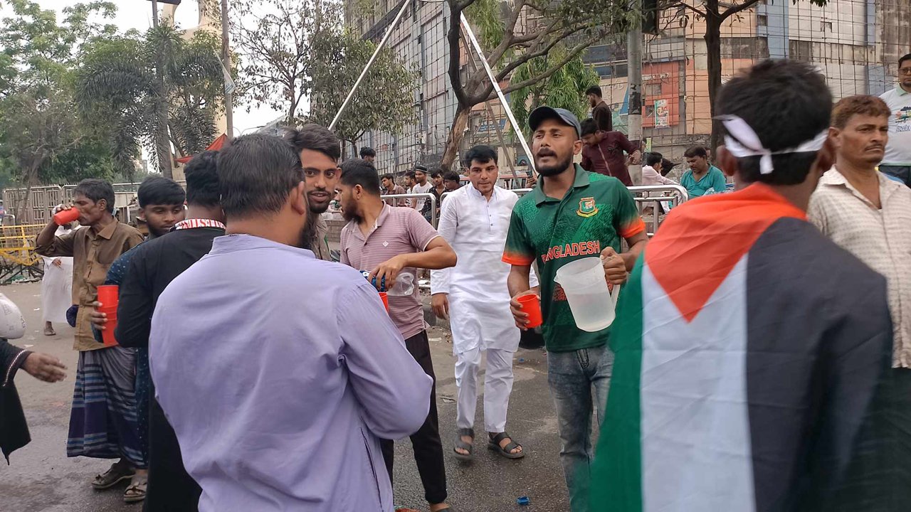 বিনামূল্যে তৃষ্ণার্তদের পানি-শরবত পান করাচ্ছেন একদল যুবক
