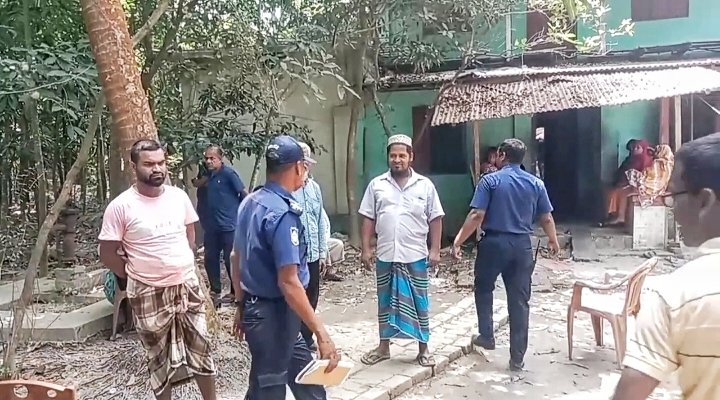 পুলিশ সদস্যর বাড়িতে ডাকাতি ও অগ্নিসংযোগ