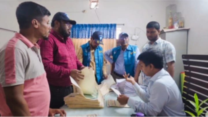 আশুলিয়ায় সাব-রেজিস্ট্রার অফিসে দুদকের অভিযান