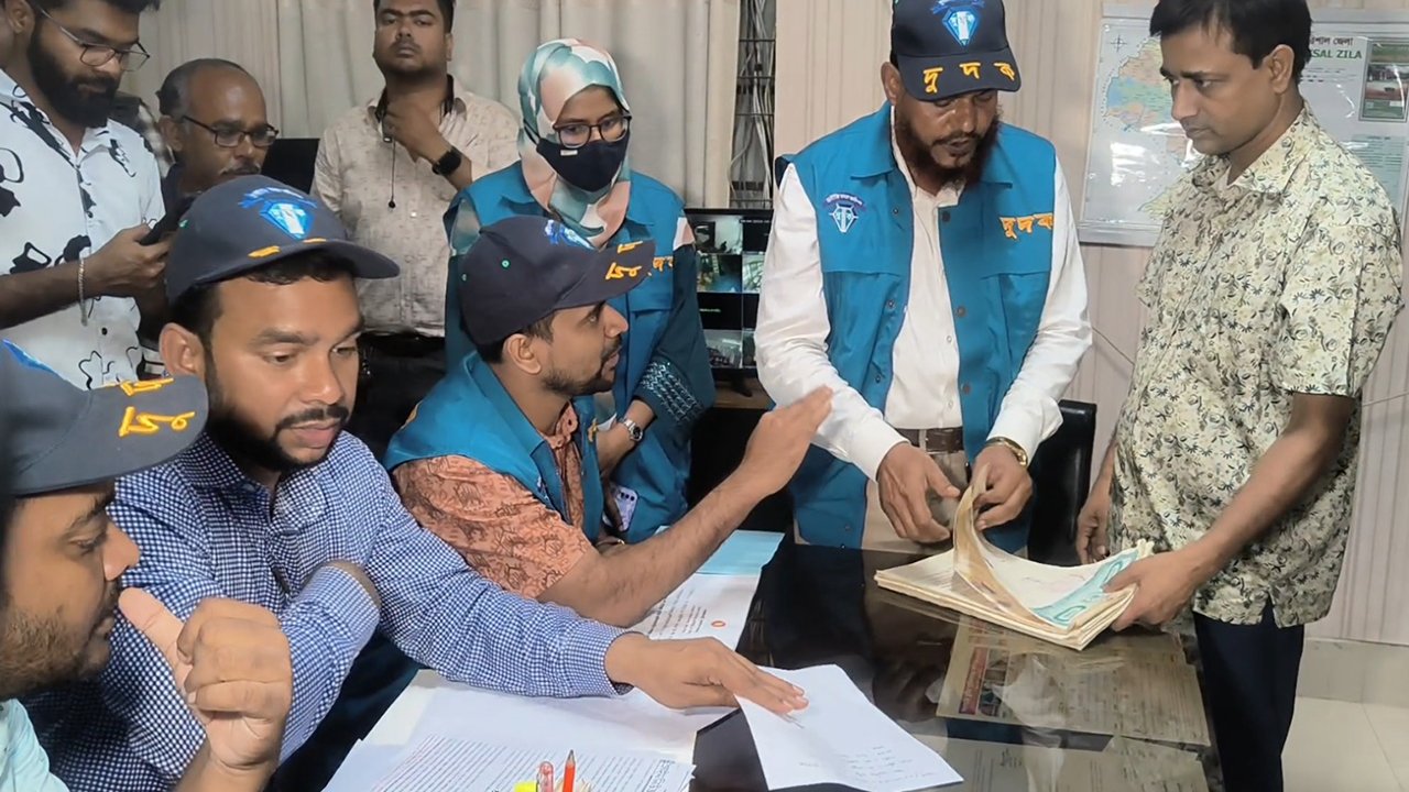 দুদক টিমের খবর পেয়ে সটকে পড়লেন বরিশালের রেজিস্ট্রার