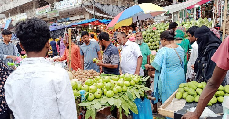 দুই দিনের বৃষ্টিতে দেশি ফলের দাম কমেছে
