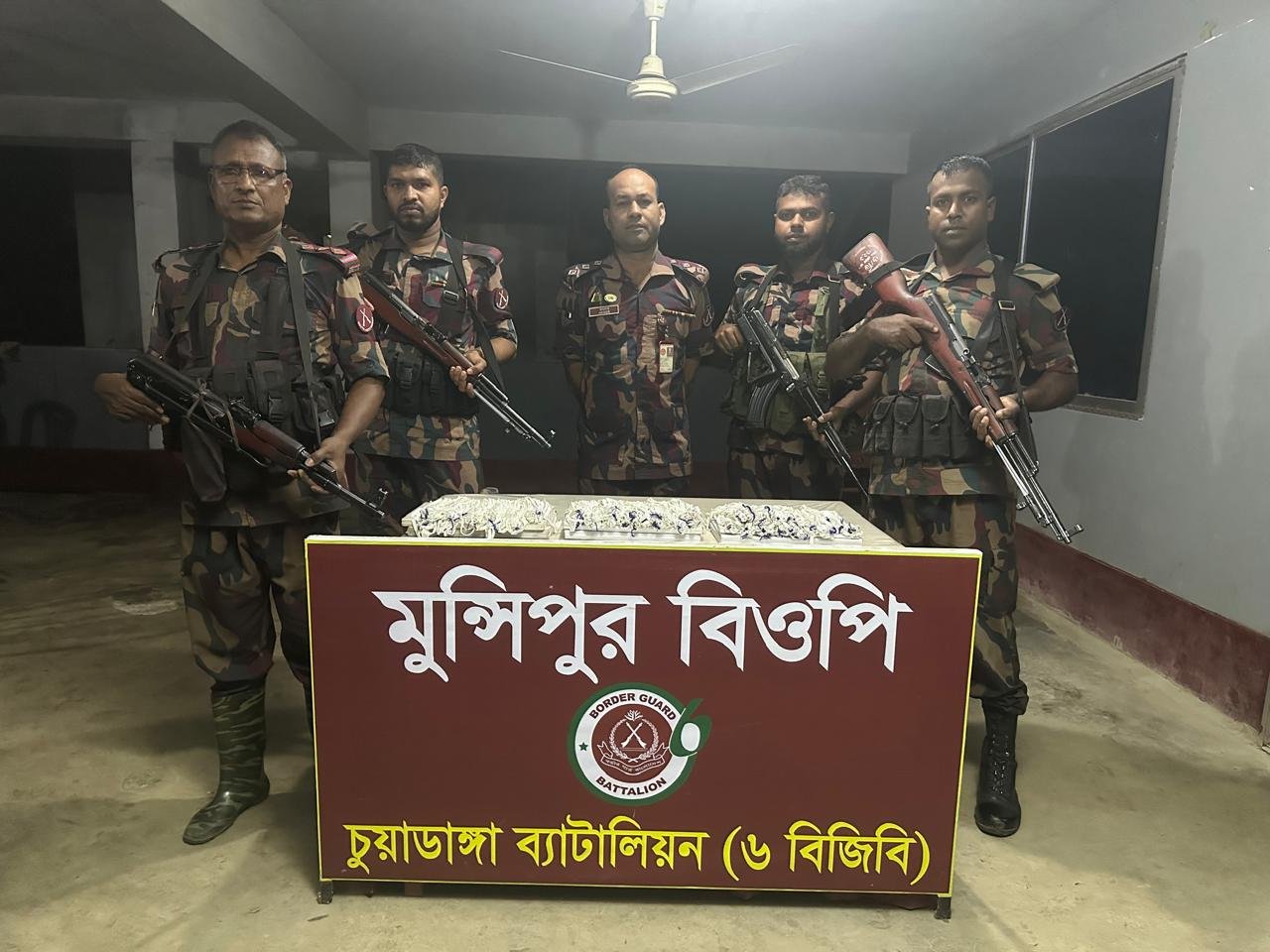 চুয়াডাঙ্গা মুন্সিপুর সীমান্তে ১২ কেজি ভারতীয় রূপার গহনা জব্দ করেছে বিজিবি