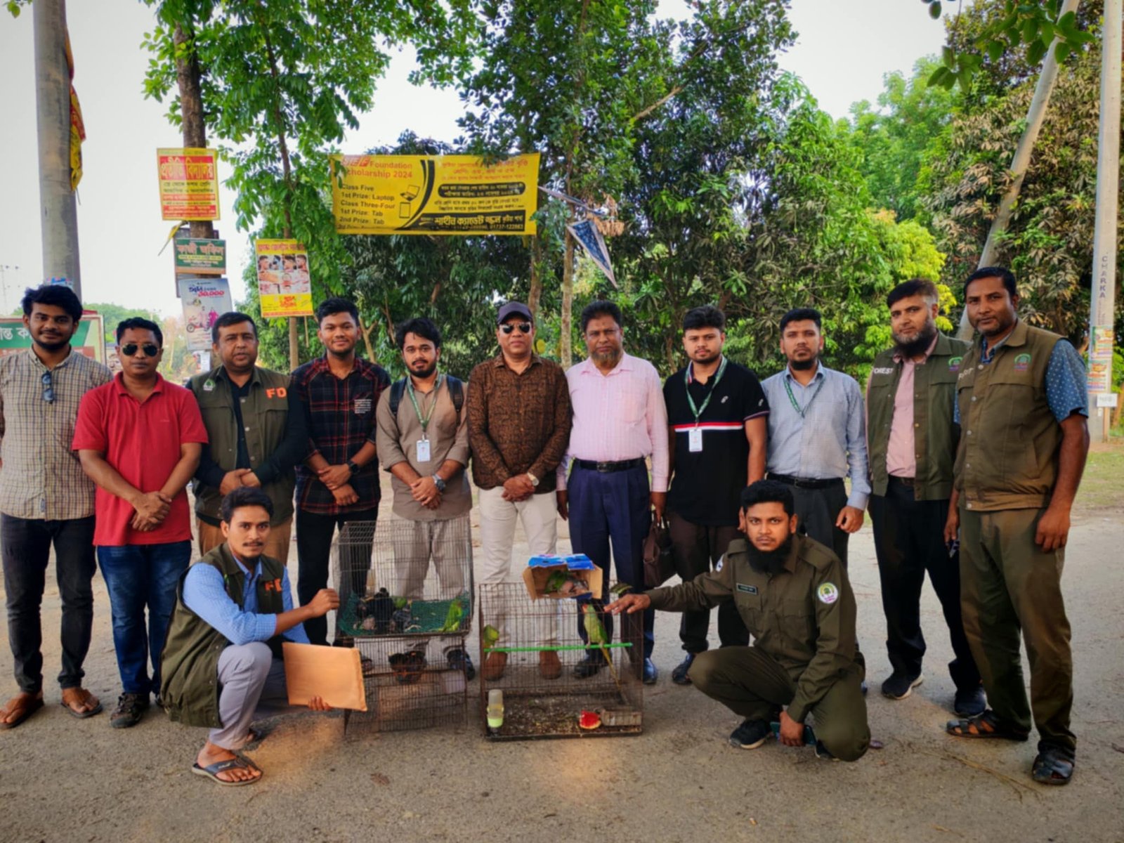 কুষ্টিয়ায় যৌথ অভিযানে ১৪টি দেশীয় পাখি উদ্ধার