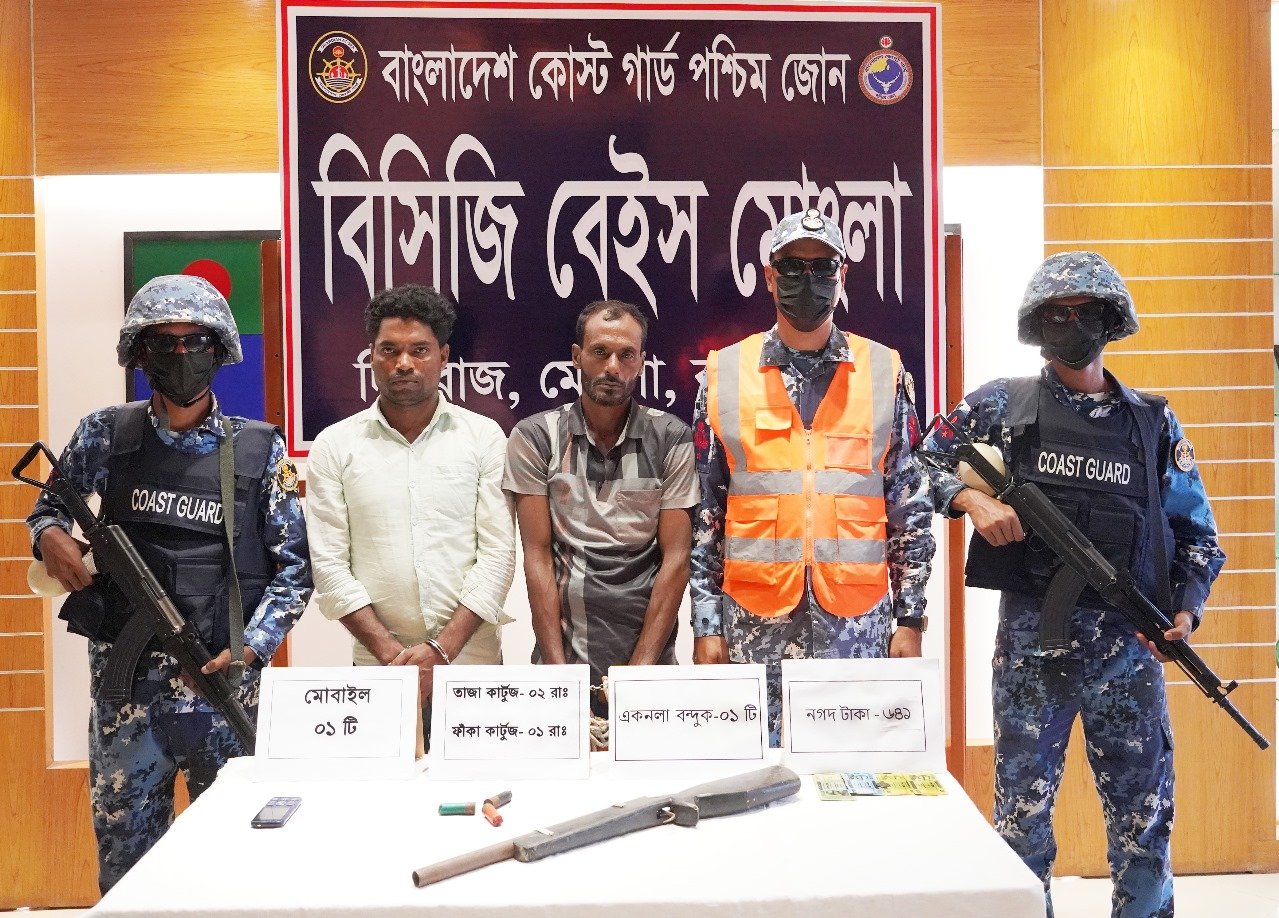 সুন্দরবনের দস্যু করিম শরীফ বাহিনীর ২ সদস্য আটক, জিম্মি ২ জেলে উদ্ধার