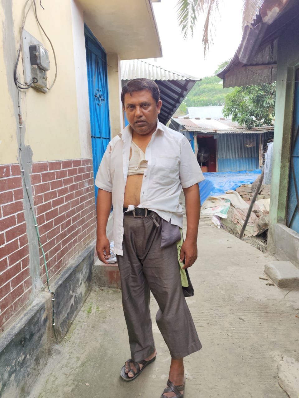 অফিস ঢুকে প্রধান শিক্ষককে মারধর