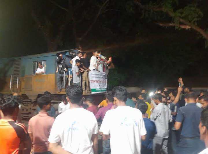 এক ঘন্টা পর ঢাকা-ময়মনসিংহ রেললাইন ট্রেন চলাচল শুরু