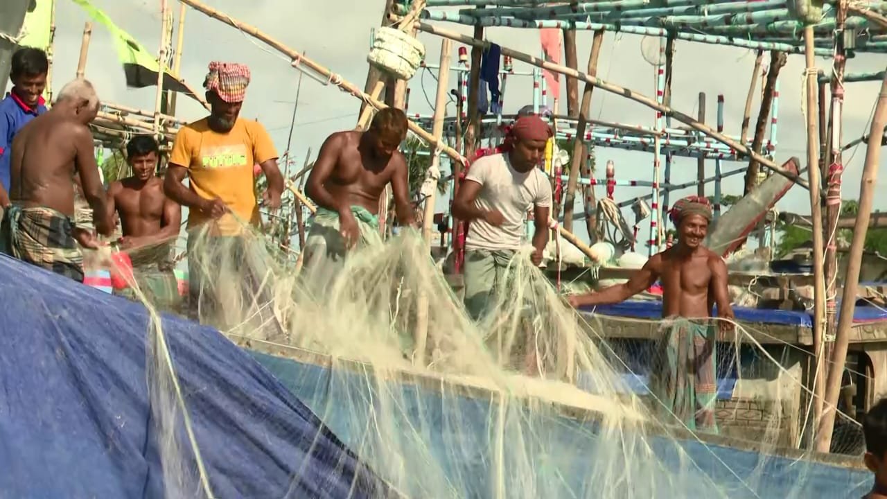২ মাসের নিষেধাজ্ঞা শেষ, মাছ শিকারে প্রস্তুত ভোলার জেলেরা