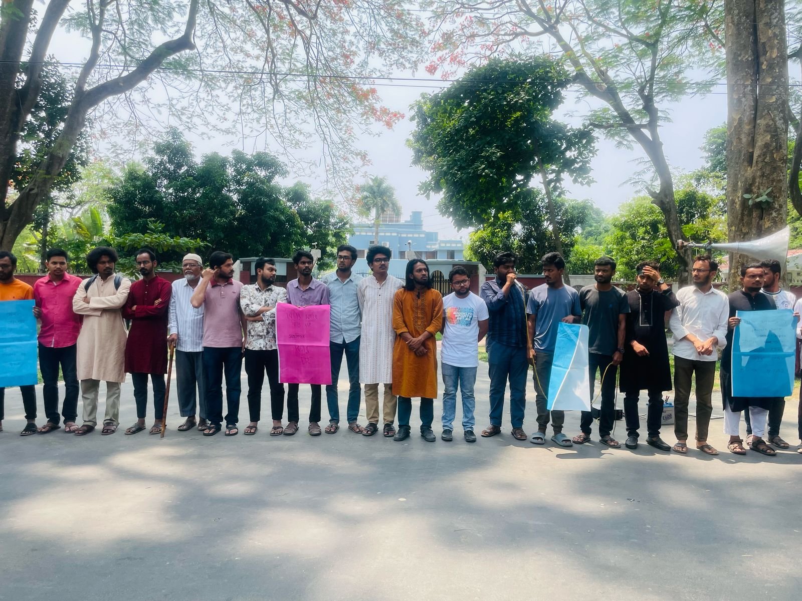 রাবি রেজিস্ট্রারের বাসায় ককটেল হামলা: শিক্ষার্থীদের বিক্ষোভ, হামলাকারীদের দ্রুত গ্রেপ্তারের দাবি