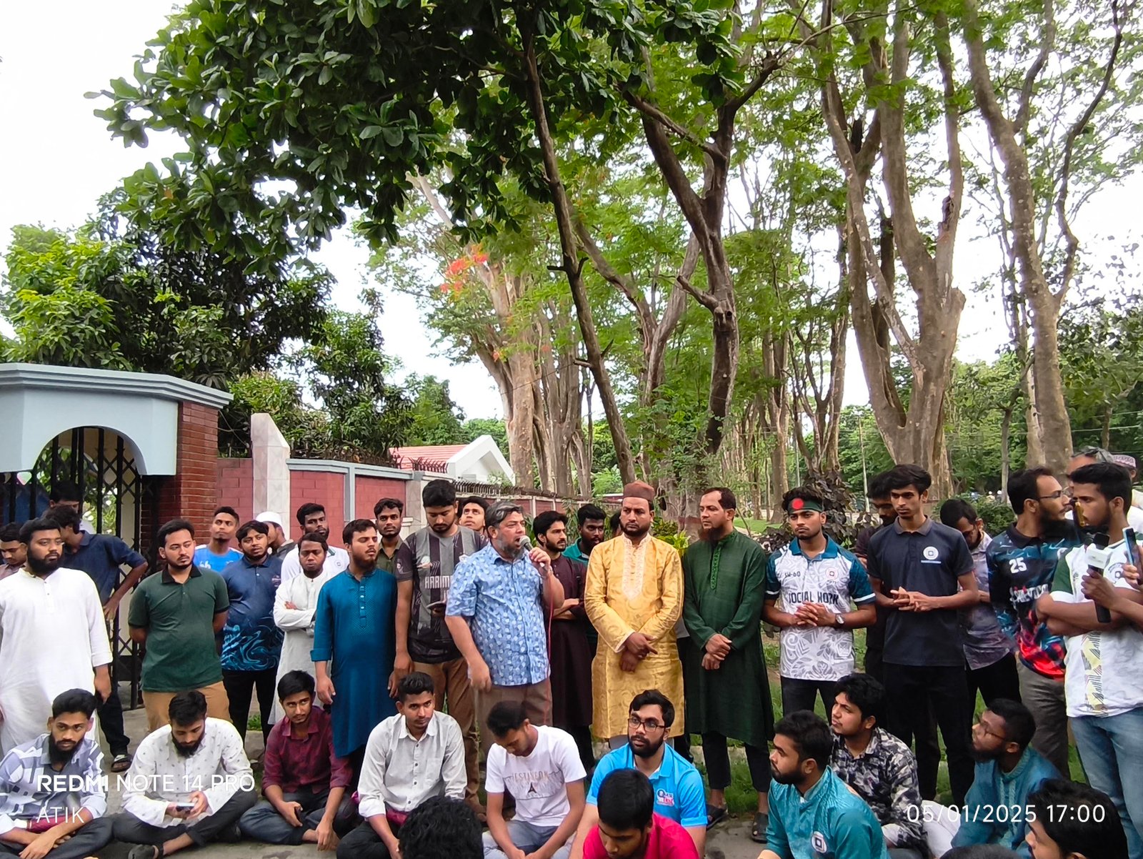 রুয়া নির্বাচন কার্যকরের দাবিতে রাবি উপাচার্যের বাসভবন ঘেরাও