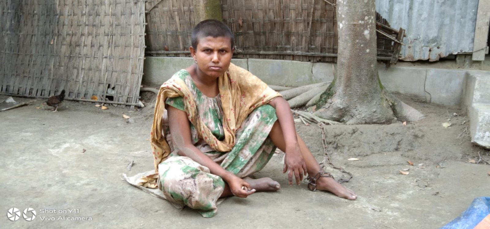 ২৫ বছর ধরে  বিনা চিকিৎসায়  শিকলে বন্ধি মানসিক ভারসাম্যহীন শিফানী খাতুন