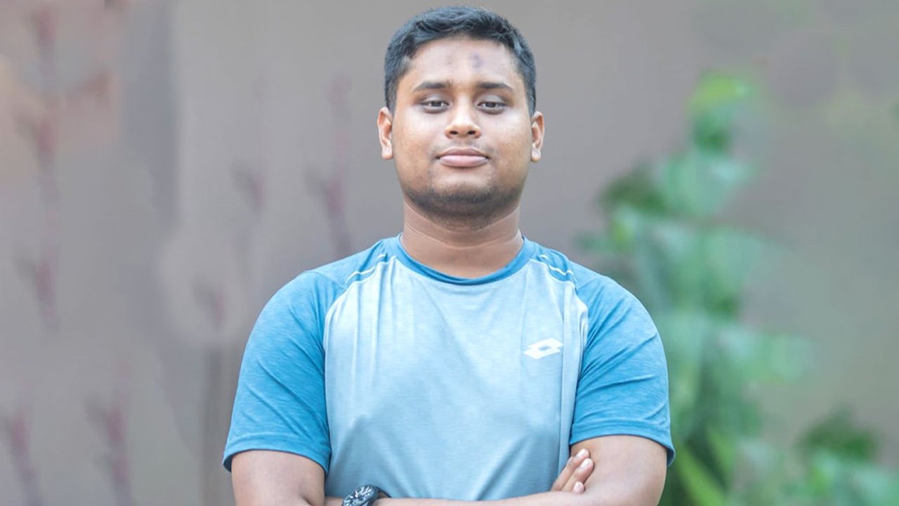 হাসনাত আব্দুল্লাহর গাড়িতে হামলা