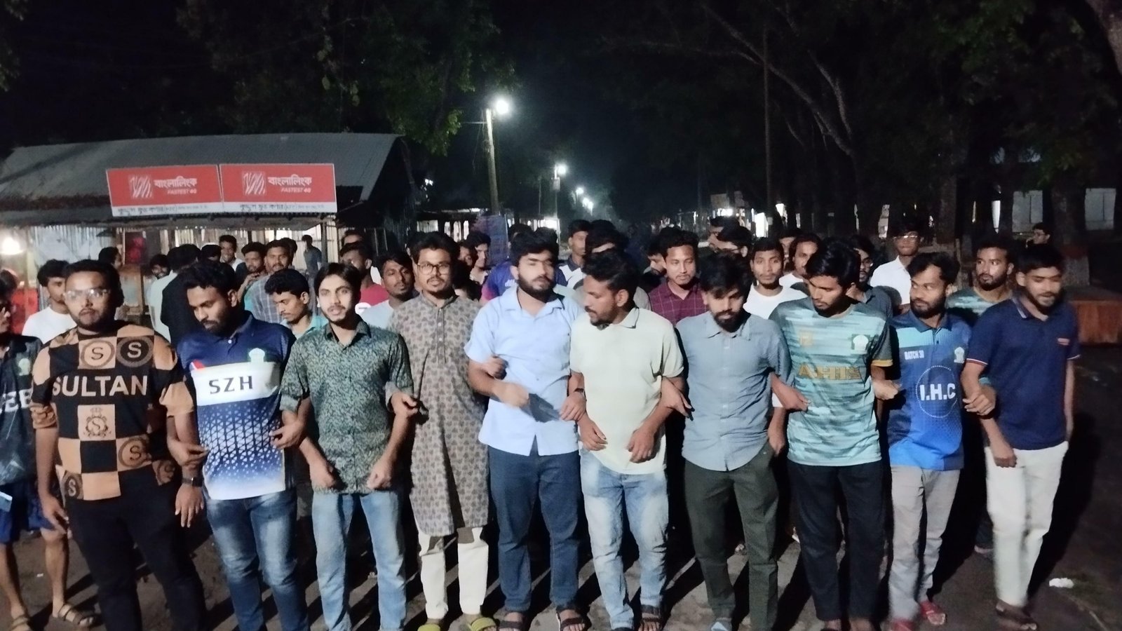 ইবিতে এনসিপির নেতা হাসনাতের ওপর হামলার প্রতিবাদে বিক্ষোভ