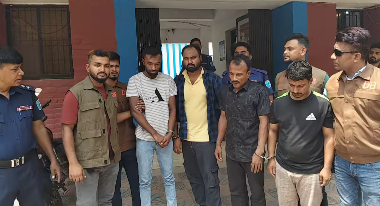 আন্তঃজেলা ডাকাত দলের চার সদস্য গ্রেপ্তার, উদ্ধার ৫৭ ব্যারেল তেল ও তিনটি গাড়ি