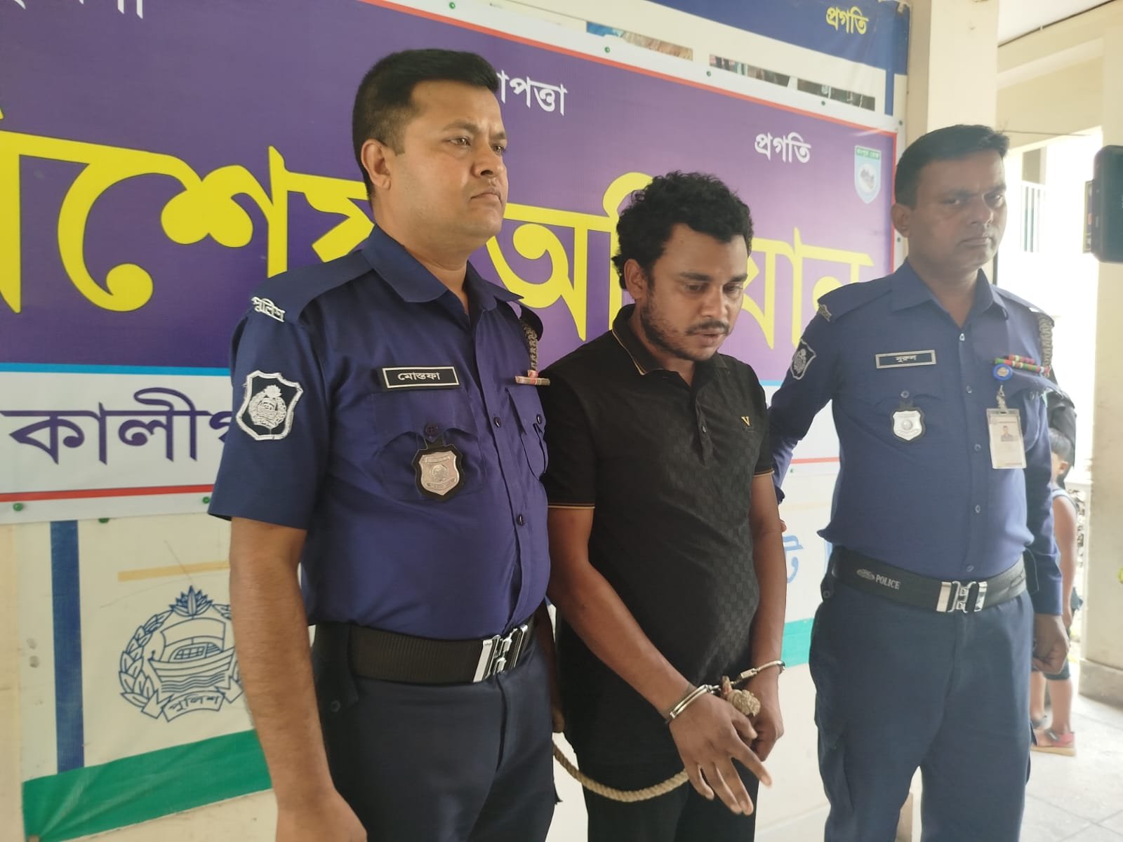 ডিসি-এসপি সেজে প্রতারণা, অবশেষে পুলিশের হাতে ধরা