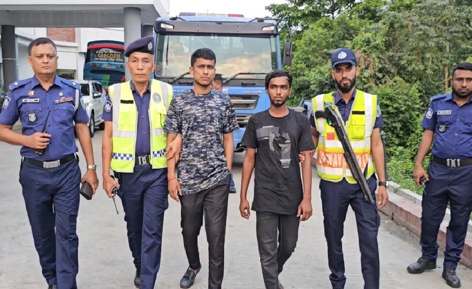 মাওয়া এক্সপ্রেসওয়েতে নিহত ৫ ঘাতক বাসের হেলপার এবং সুপারভাইজার আটক