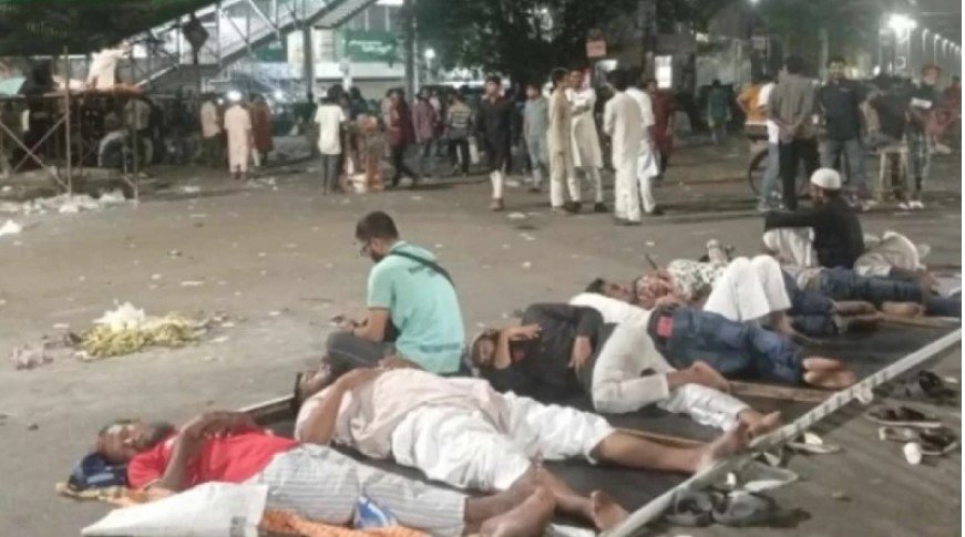 আন্দোলনের বিরতিতে শাহবাগেই ঘুমিয়ে পড়েন হাসনাত