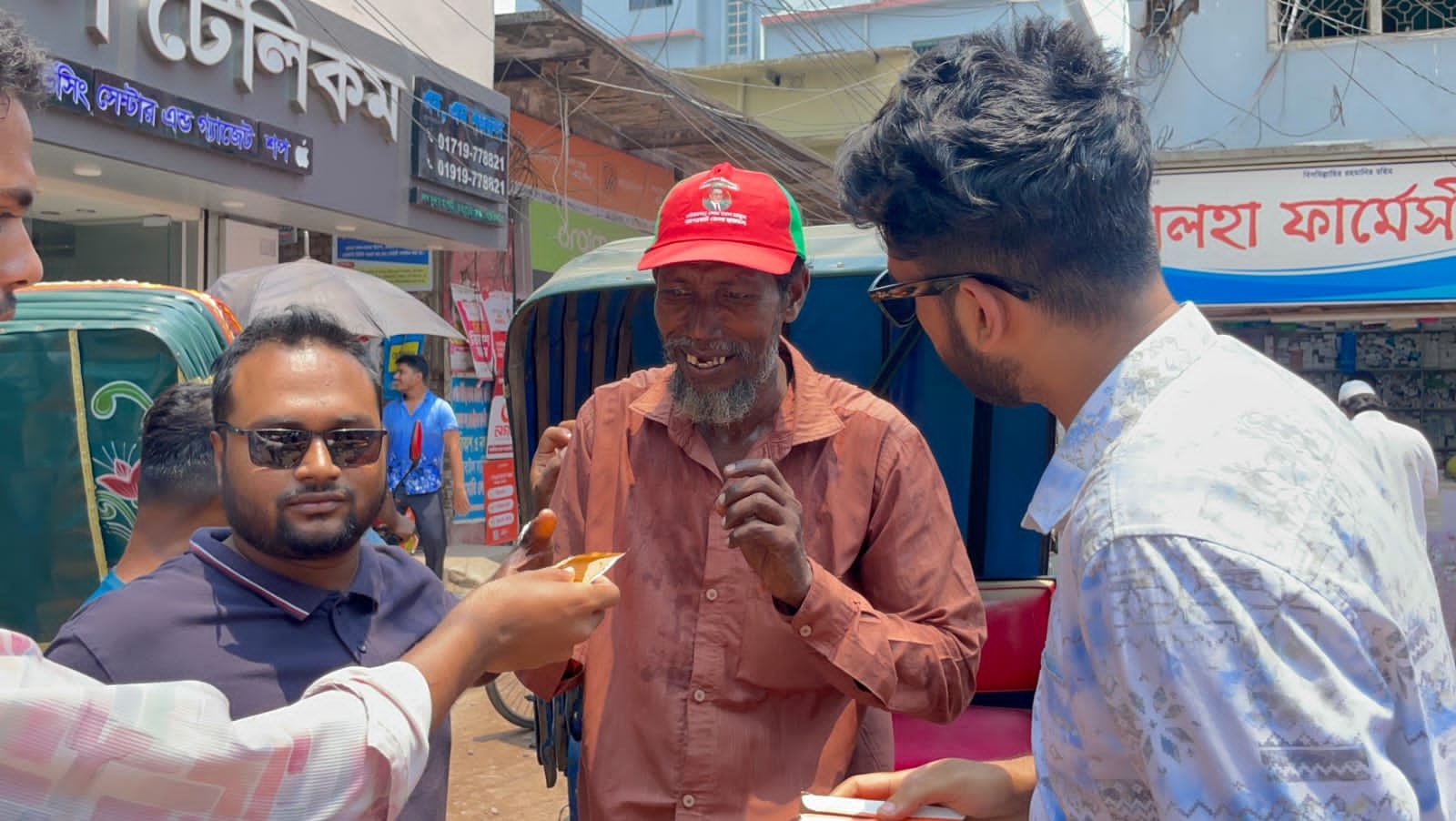তীব্র গরমে অতিষ্ঠ নিম্ন আয়ের মানুষ তাদের পাশে ছাত্রদল নেতা