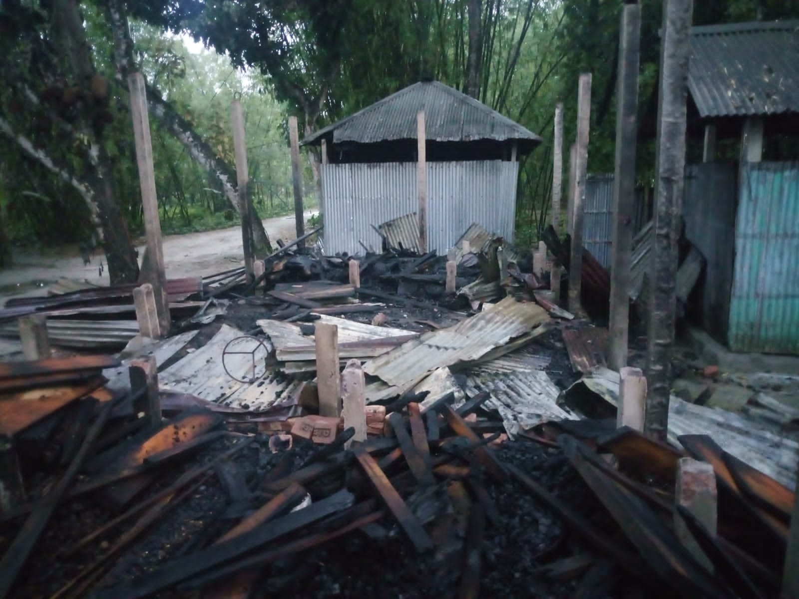বৈদ্যুতিক শর্ট সার্কিটের’ আগুনে পুড়ল ৩টি ঘর পুড়ে ছাই