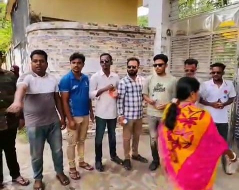 বাগেরহাটে ছাত্রদলের উদ্যোগে এসএসসি পরীক্ষার্থীদের মাঝে পানি-স্যালাইন বিতরণ