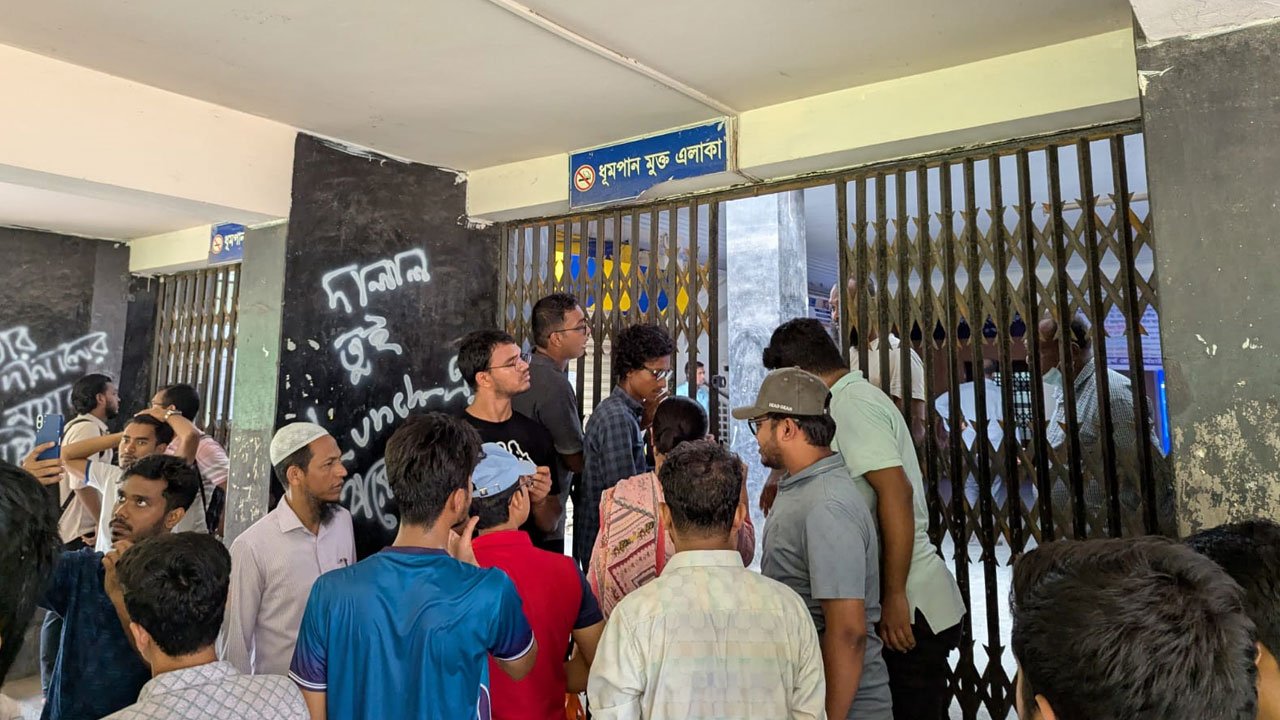 ‘২ মিনিটের মধ্যে রুম থেকে বের হন’, ঢাবি কর্মকর্তাদের ছাত্রদল-বামপন্থিরা