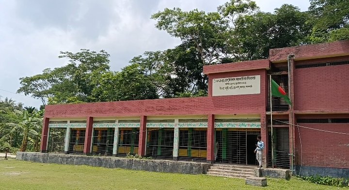 ৬ শিক্ষক কর্মরত বিদ্যালয়ে উপস্থিত মাত্র ১ জন, একই কক্ষে ৩ শ্রেণির পরীক্ষা