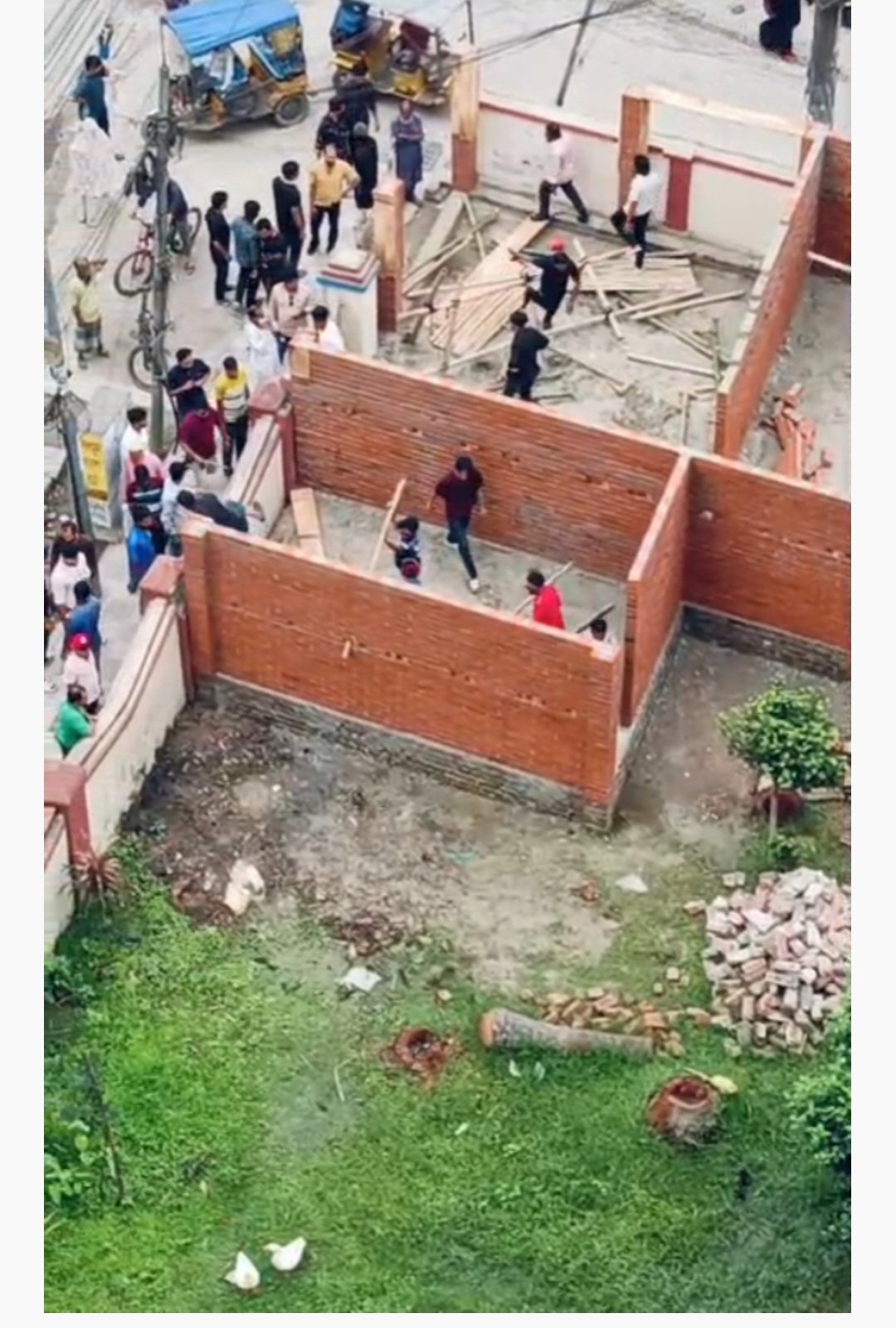 সুন্দর মহলে রেস্টুরেন্ট করার প্রতিবাদে বৈষম্যবিরোধী ছাত্রদের হামলা ভাংচুর