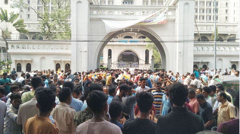 স্লোগান মিছিলে নগর ভবনের সামনে জড়ো হচ্ছেন ইশরাকপন্থীরা