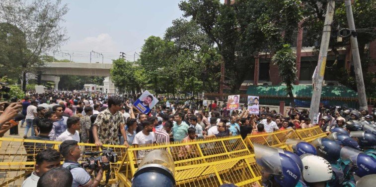সচিবালয় অভিমুখে ইশরাক সমর্থকদের লংমার্চ কর্মসূচিতে পুলিশের বাধা