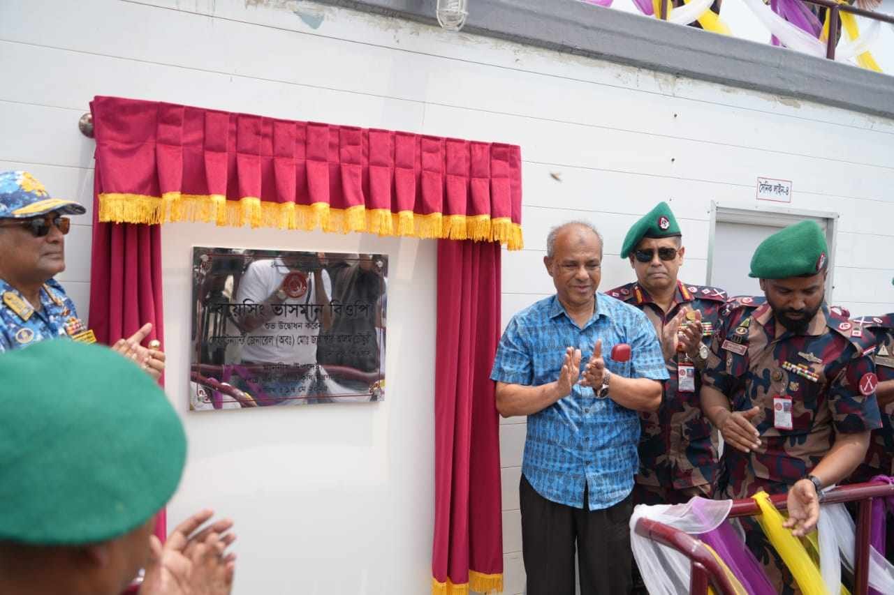সাতক্ষীরায় বিজিবির ‘বয়েসিং ভাসমান বিওপি’ উদ্বোধন করলেন স্বরাষ্ট্র উপদেষ্টা