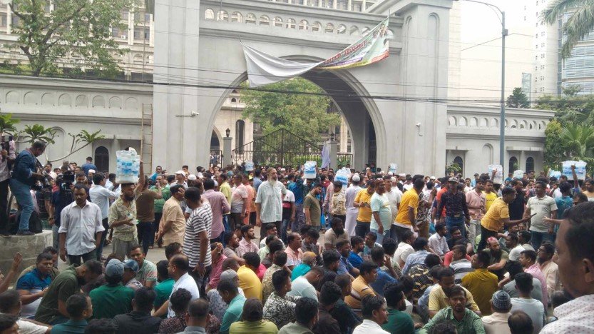 টানা ৪র্থ দিনের মতো নগরভবনে ইশরাকপন্থিরা, বন্ধ প্রধান ফটক