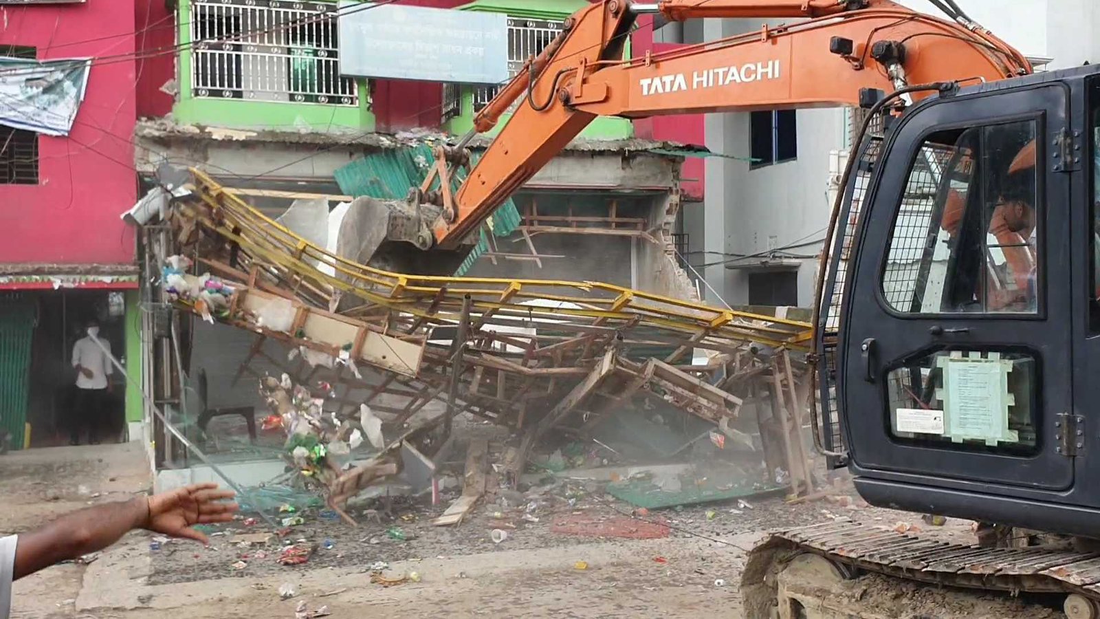 সড়কের জায়গা দখল করে নির্মিত ১৫ টি স্থাপনা উচ্ছেদ