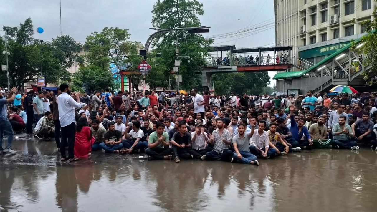 ‘ক্ষমতার মসনদ থেকে কীভাবে টেনে নামাতে হয় ছাত্রদল জানে’