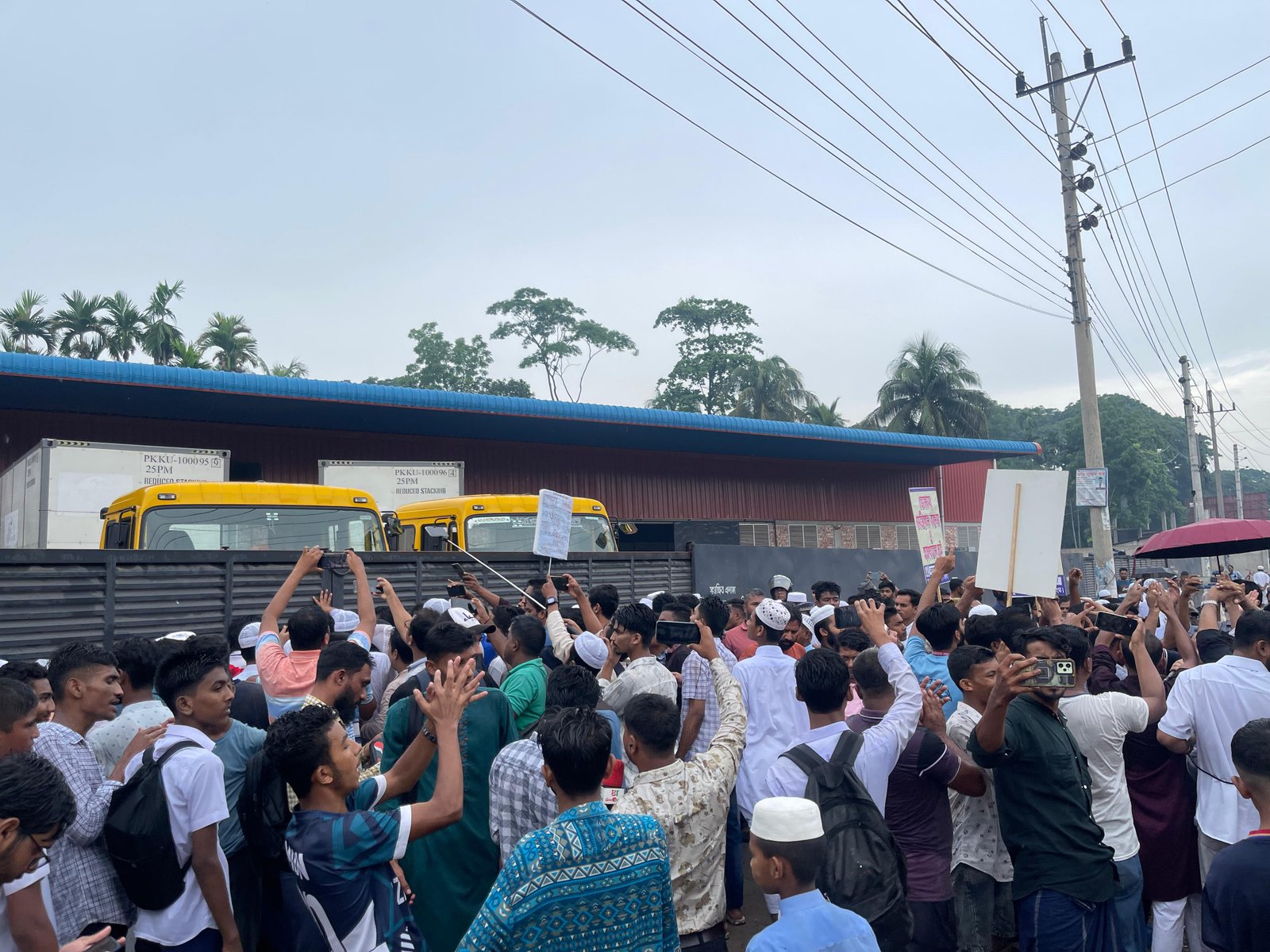 ইন্ট্রাকো ও সুন্দরবন গ্যাস কোম্পানির অফিসে তালা দিয়েছে ভোলার বিক্ষুদ্ধ জনতা